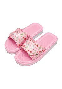 Różowe klapki na stopę z kwiecistym paskiem z materiału, teksturowaną gumową podeszwą i szeroką wkładką dla komfortu. Udekorowane białym detalem z logo.