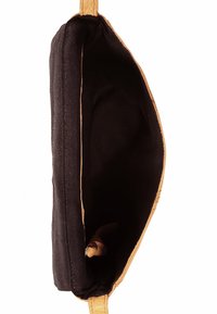 Brązowa skórzana torba z czarną materiałową wyściółką, o gładkiej fakturze i pojedynczej otwartej komorze. Subtelny sznurkowy detal wewnątrz.