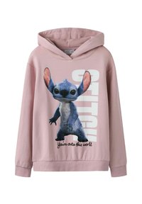 Różowa bluza z kapturem z dużym nadrukiem niebieskiej postaci z dużymi uszami i czarnymi oczami, obok napisu "Stitch" oraz "Jesteś z innego świata."
