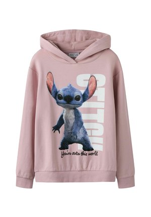 Rosa Kapuzenpullover mit einem großen Aufdruck eines blauen Charakters mit großen Ohren und schwarzen Augen, daneben der Text "Stitch" und "You’re outta this world."