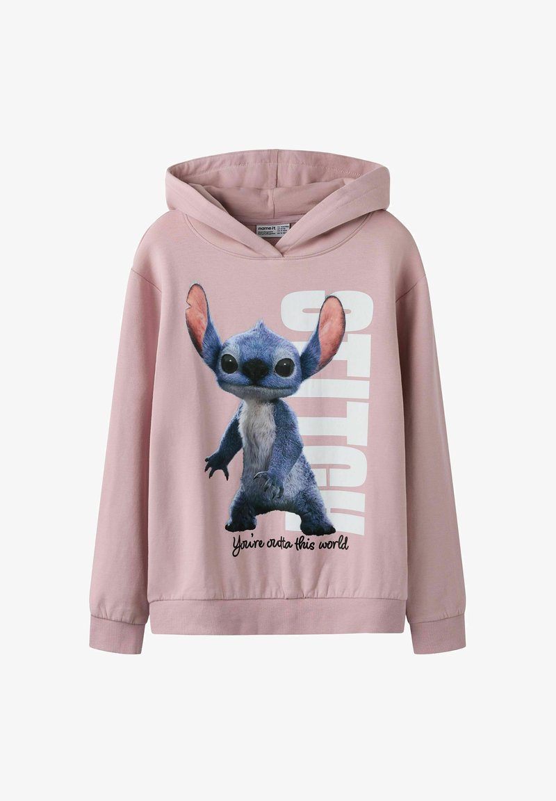 Różowa bluza z kapturem z dużym nadrukiem niebieskiej postaci z dużymi uszami i czarnymi oczami, obok napisu "Stitch" oraz "Jesteś z innego świata."