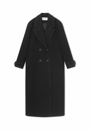 Palton negru cu dubla închidere, realizat din amestec de lână, cu cusături albe, guler mare și două buzunare frontale. Mâneci lungi cu accente de nasturi.
