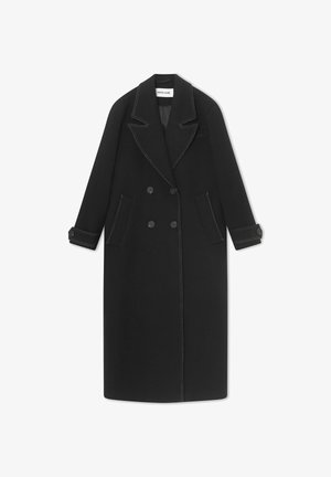 Palton negru cu dubla închidere, realizat din amestec de lână, cu cusături albe, guler mare și două buzunare frontale. Mâneci lungi cu accente de nasturi.