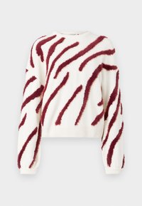 Fehér kötött pulóver hosszú ujjal, átlósan futó, sötétvörös, bolyhos csíkokkal a testen és a karokon.