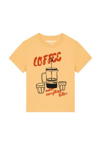 Geel katoenen t-shirt met een zwarte afbeelding van een Franse pers en twee koffiekoppen, met rode tekst die zegt "KOFFIE maakt alles beter."