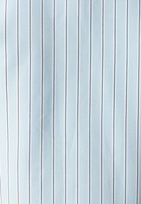 Tessuto azzurro chiaro con strisce verticali bianche e navy, con una texture liscia e un design leggero adatto per abbigliamento casual o capi di abbigliamento.