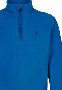Plavi flis pulover s dizajnom na pola munje. Ima visoki ovratnik, ugravirani logo i vertikalni brend tekst pored munje.
