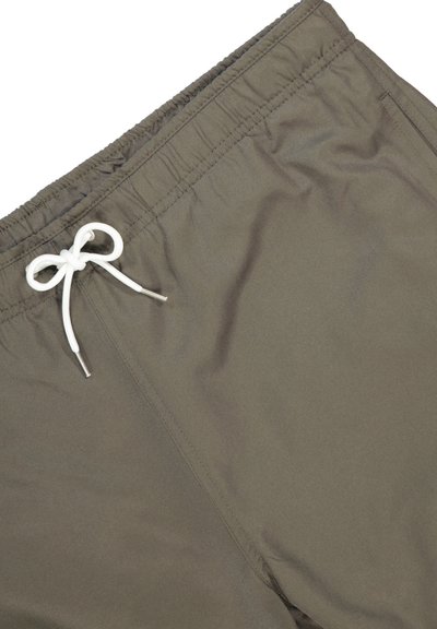 Shorts de bain vert olive en tissu lisse et léger. Dotés d'une taille élastique avec un cordon de serrage blanc et de détails de couture subtils.