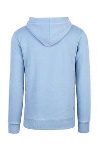 Sudadera azul claro con un bolsillo frontal, puños y dobladillo acanalados. Presenta una textura suave y una capucha ajustable. Branding mínimo en la parte inferior izquierda.