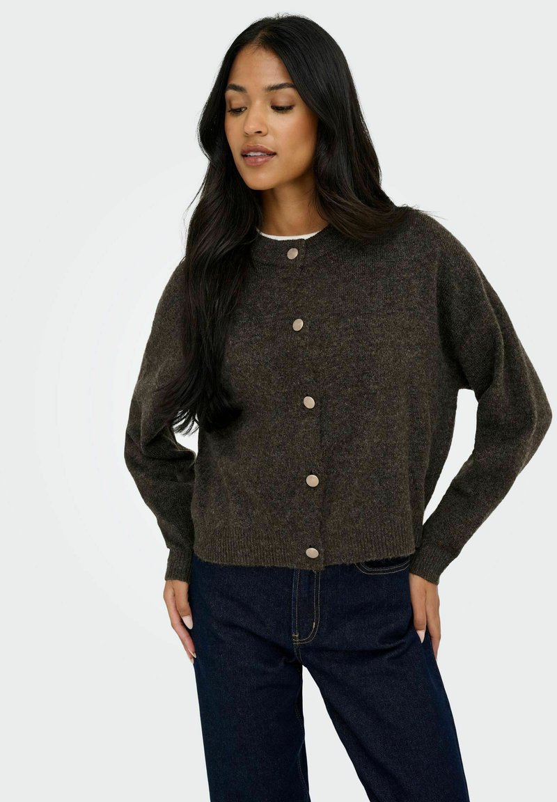Dunkelbraune Strickjacke mit rundem Ausschnitt, vorderer Knopfverschluss und geripptem Saum. Hat lange Ärmel und eine lockere Passform.