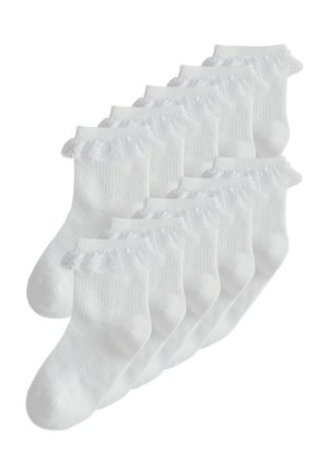 Dix paires de chaussettes blanches chevilles avec bordure en dentelle froncée autour des poignets, disposées en motif décalé et superposé.
