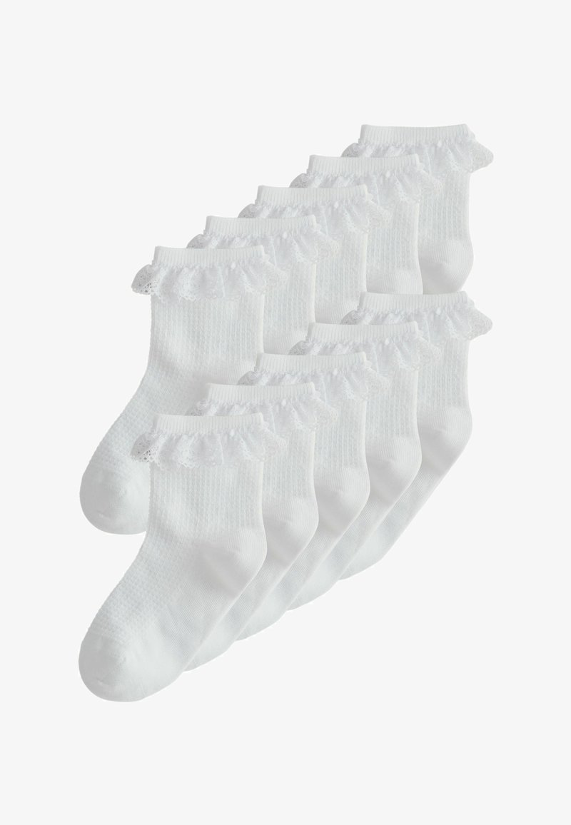 Dix paires de chaussettes blanches chevilles avec bordure en dentelle froncée autour des poignets, disposées en motif décalé et superposé.