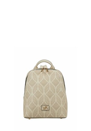 Mochila beige con patrones texturizados de diamante y hojas, tiradores de cremallera dorados, asa pequeña en la parte superior y parche rectangular con logo en el frontal.