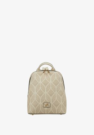 Mochila beige con patrones texturizados de diamante y hojas, tiradores de cremallera dorados, asa pequeña en la parte superior y parche rectangular con logo en el frontal.