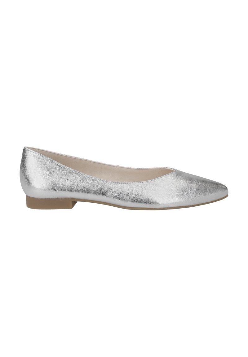 Scarpa flat metallica argento con punta affusolata, tacco basso, superficie liscia e design minimalista, dotata di una soletta beige.