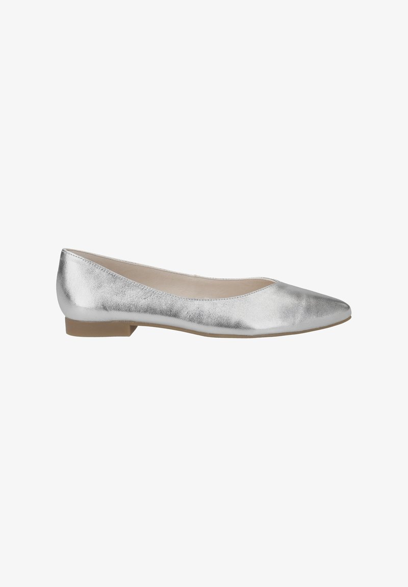 Chaussure plate argentée métallique avec un bout pointu, un petit talon, une texture lisse et un design minimaliste, dotée d'une semelle intérieure beige.