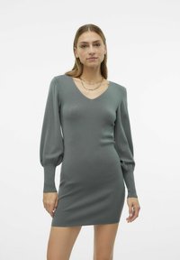 Abito fitted a maniche corte di un verde tenue. Presenta una scollatura a V, una texture a coste, maniche a sbuffo e una silhouette slanciata.