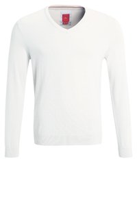 Pull blanc à manches longues avec col en V, poignets et ourlet côtelés, avec une étiquette de marque rouge à l'intérieur du col.