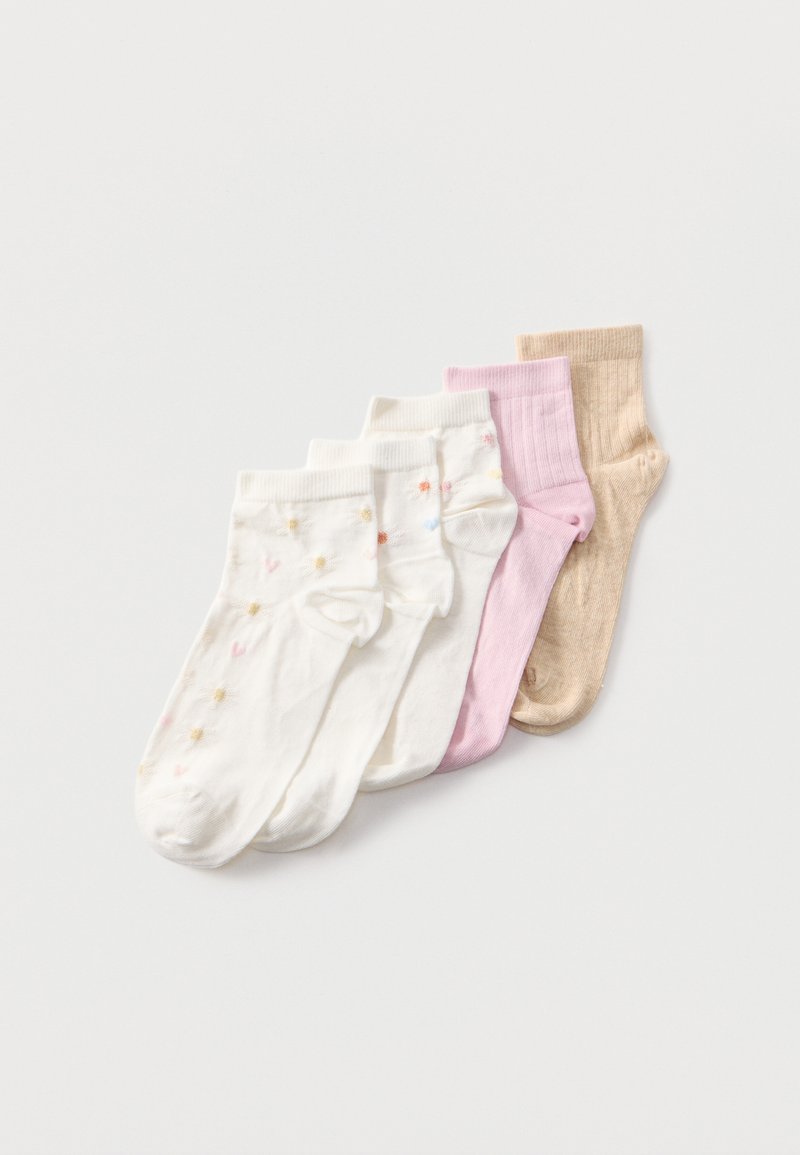 Cinq paires de chaussettes basses alignées, trois blanches à motifs floraux, une rose et une beige, toutes côtelées au niveau du bord.