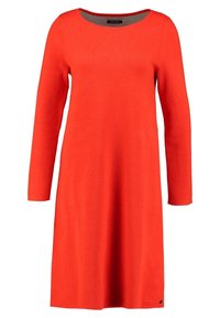 Rotes Langarmkleid aus glattem, gestricktem Stoff mit rundem Ausschnitt und A-Linien-Schnitt. Kleines Logo-Detail am Saum.