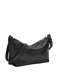 Borsa in pelle nera con forma triangolare, chiusura con zip e tracolla regolabile. Texture liscia con dettagli hardware minimi.