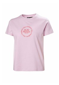 Camiseta de algodón rosa claro con un gráfico redondo rojo que lleva el texto “Helly Hansen”, mangas cortas y escote redondo.