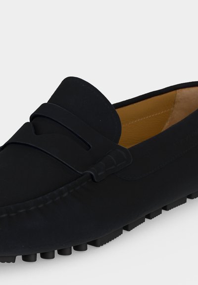 Μαύρο δερμάτινο μοκασίνι με σχεδιασμό slip-on, ραφές moccasin, λουράκι penny και υφασμένο καουτσούκ σόλας για κράτημα.