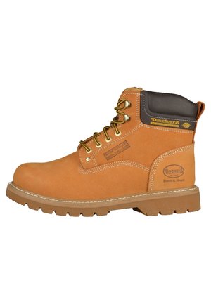 Botas de tobillo de cuero marrón con collar acolchado, cordones amarillos y una suela resistente. Presentan un logo de marca embossado y detalles impermeables.