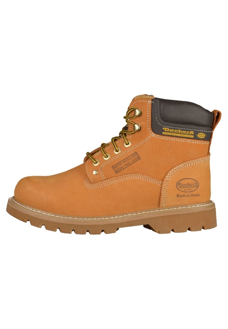 Botas de tobillo de cuero marrón con collar acolchado, cordones amarillos y una suela resistente. Presentan un logo de marca embossado y detalles impermeables.