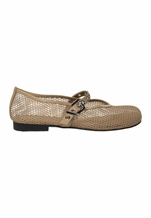 Scarpa piatta Mary Jane in mesh beige con doppie fibbie regolabili e suola nera, mostrata di profilo su sfondo bianco.