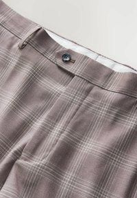 Spodnie w kratę z miękkiego, lekkiego materiału w stonowanym kolorze mauve, z zapięciem na guzik i subtelnym połyskiem.