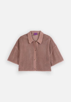 Cardigan en tricot court à manches courtes, boutonné, de couleur rose poussiéreuse avec motif en maille ajourée et col et poignets côtelés, posé à plat sur fond blanc.