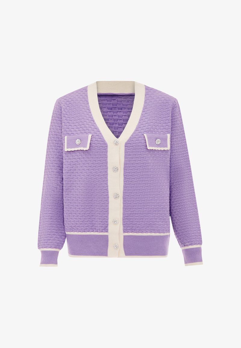 Fialový vzorovaný kardigan s krémovými akcenty, s výstřihem do V, zapínáním na knoflíky, dvěma předními kapsami a ozdobnými knoflíky.