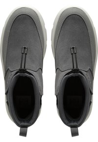 Botas de tobillo de ante gris con suelas de goma blanca, que cuentan con un toggle negro para ajuste y una lengüeta en la parte trasera.