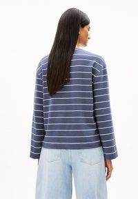 Marineblau gestreifter Sweatshirt in lockerer Passform mit langen Ärmeln, der weiße horizontale Streifen und einen weichen, strukturierten Stoff aufweist.