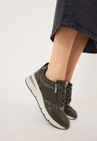 Tamaris Sneakers basse - olive comb