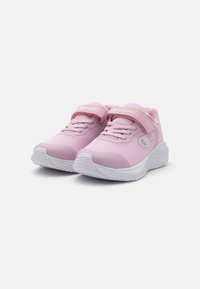 Rosa idrettssko med mesh-stoff, glatte gummisåler og snøring. Har en krok-og-løkke-stropp og logo på siden.