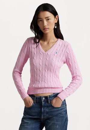 Suéter de punto rosa con escote en V y mangas largas, que presenta un dobladillo acanalado y un pequeño logotipo en el pecho.