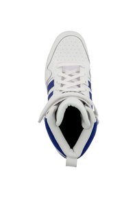 Zapatilla deportiva blanca con franjas azules, con un diseño de caña alta, detalles perforados y cordones. Material sintético liso en su totalidad.