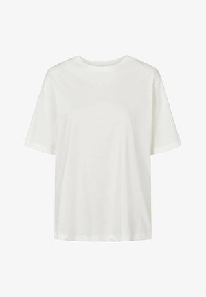 Lihtne valge lühikeste varrukatega ümarselja T-särk lõdva lõikega, esitatud valgel taustal.