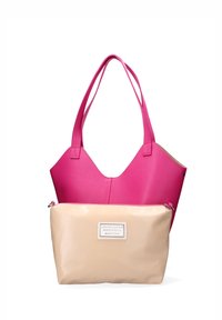 Sac fourre-tout en cuir rose avec de longues poignées et une pochette beige détachable portant l'étiquette "Cuir véritable Fabriqué en Italie".