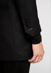 Twisted Tailor Abrigo clásico - black