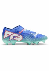 Ghete de fotbal sintetice albastre, cu o suprafață texturată, având un logo alb și accente roz. Puncte de cauciuc pentru tracțiune pe talpă.