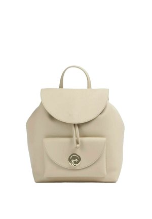 Zaino in pelle beige con patta arrotondata, tasca frontale con chiusura metallica circolare e una singola maniglia superiore.