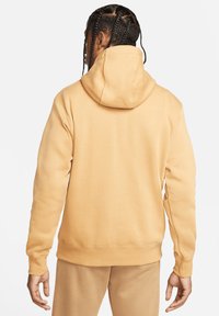 Nike Sportswear SPORTSWEAR CLUB FLEECE - Sweatshirt com capuz - gold