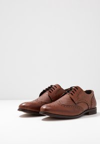 Pier One Elegantní šněrovací boty - cognac