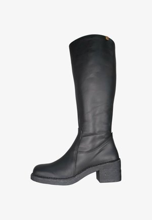 Bota de cuero negro hasta la rodilla con punta redonda y tacón bloque. Presenta una suela texturizada y detalles de costura mínimos.