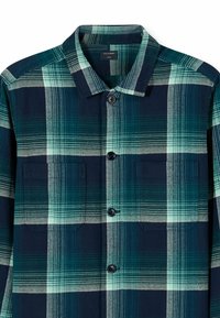Blau-grünes kariertes Hemd mit Knopfleiste. Verfügt über einen spitzen Kragen, eine Brusttasche und eine strukturierte Stoffoberfläche. Zwei schwarze Knöpfe sind sichtbar.
