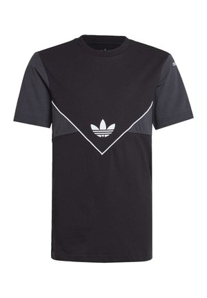 T-shirt à manches courtes noir et gris foncé avec le logo trèfle Adidas blanc centré sur le devant et un bord blanc formant un chevron.