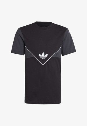 Camiseta de manga corta en negro y gris oscuro con el logo trefoil de Adidas en blanco centrado en el frente y un ribete blanco que forma un diseño en forma de cheurón.